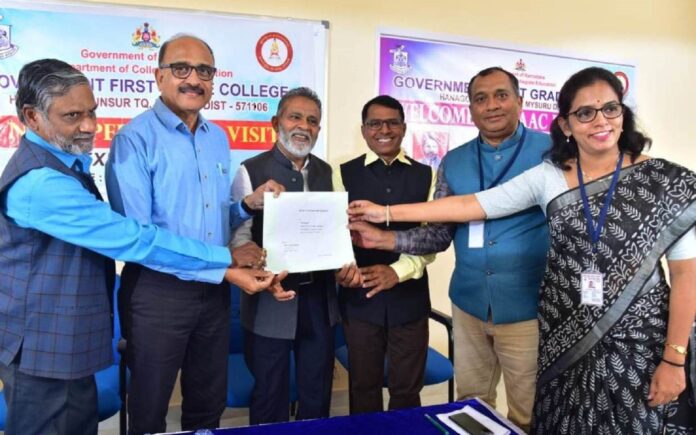 ಹನಗೋಡು ಸರ್ಕಾರಿ ಪದವಿ ಕಾಲೇಜಿಗೆ ನ್ಯಾಕ್ ಸಮಿತಿಯ ಸದಸ್ಯರುಗಳು ಕಾಲೇಜಿನ ಪ್ರಾಚಾರ್ಯ ಡಾ.ಬಸವರಾಜುರವರಿಗೆ ಗೌಪ್ಯತಾ ಪತ್ರ ನೀಡಿದರು. ಕಾಲೇಜಿನ ಪ್ರಾಧ್ಯಾಪಕರುಗಳು ಇದ್ದಾರೆ.