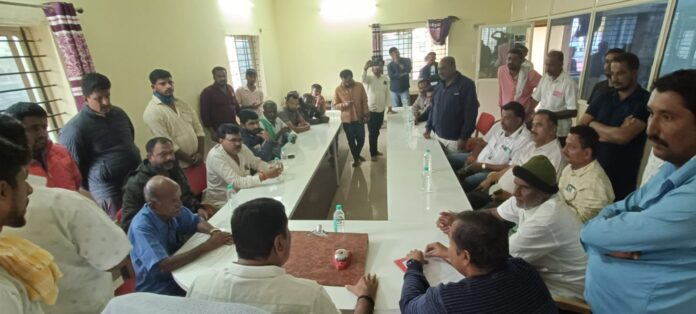 ಪಟ್ಟಣದ ಎಪಿಎಂಸಿ ಆವರಣದಲ್ಲಿರುವ ಎಳೆನೀರು ಮಾರುಕಟ್ಟೆಗೆ ಶಾಸಕ ಹೆಚ್.ಟಿ.ಮಂಜು ಭೇಟಿ ನೀಡಿ ಎಳೆನೀರು ವ್ಯಾಪಾರಿಗಳೊಂದಿಗೆ ಚರ್ಚೆ ನಡೆಸಿದರು.