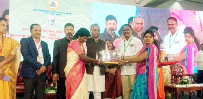 ಯಳಂದೂರು ತಾಲೂಕಿನ ಅಂಬಳೆ ಗ್ರಾಮ ಪಂಚಾಯಿತಿಗೆ ಈ ಬಾರಿಯ ಗಾಂಧಿ ಗ್ರಾಮ ಪುರಸ್ಕಾರ ಲಭಿಸಿದ್ದು ಪಂಚಾಯಿತಿ ಅಧ್ಯಕ್ಷ ನಂಜುಂಡಸ್ವಾಮಿ, ಉಪಾಧ್ಯಕ್ಷೆ ಮಹದೇವಮ್ಮ ಪಿಡಿಒ ಮಮತ ಪಂಚಾಯತ್ ರಾಜ್ ಸಚಿವ ಪ್ರಿಯಾಂಕ್ ಖರ್ಗೆರವರಿಂದ ಬೆಂಗಳೂರಿನಲ್ಲಿ ಪ್ರಶಸ್ತಿ ಸ್ವೀಕರಿಸಿದರು.