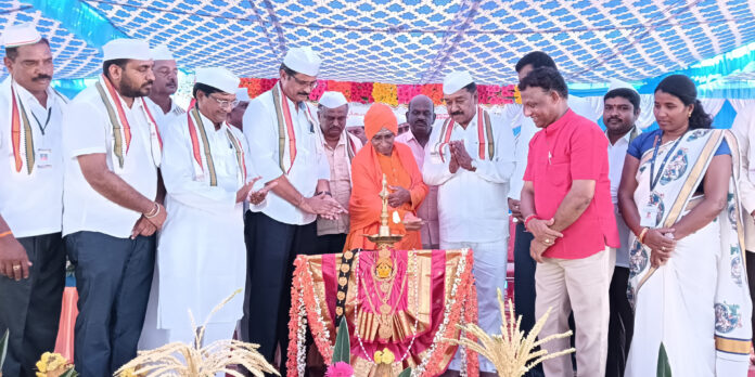 ಯಳಂದೂರು ಪಟ್ಟಣದ ಡಾ.ಬಿ.ಆರ್. ಅಂಬೇಡ್ಕರ್ ಭವನದ ಮುಂಭಾಗ ಹಮ್ಮಿಕೊಂಡಿದ್ದ ಗಾಂಧಿ ಸ್ಮೃತಿ ಜನಜಾಗೃತಿ ಜಾಥಾ ಮತ್ತು ನವಜೀವನ ಸಮಿತಿ ಸದಸ್ಯರ ಅಭಿನಂದನಾ ಕಾರ್ಯಕ್ರಮವನ್ನು ಕಾರಾಪುರ ವಿರಕ್ತಮಠದ ಬಸವರಾಜಸ್ವಾಮಿಜಿ ಉದ್ಘಾಟಿಸಿದರು. ಶಾಸಕ ಎ.ಆರ್. ಕೃಷ್ಣಮೂರ್ತಿ ಸೇರಿದಂತೆ ಅನೇಕರು ಇದ್ದರು.