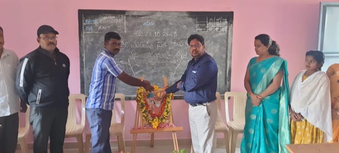 ಹನಗೋಡು ಹೋಬಳಿಯ ನೇರಳಕುಪ್ಪೆ ಸರ್ಕಾರಿ ಪ್ರೌಢಶಾಲೆಯಲ್ಲಿ ಮಹರ್ಷಿ ವಾಲ್ಮೀಕಿ ಜಯಂತಿ ಆಚರಿಸಲಾಯಿತು. ಕುಮಾರಸ್ವಾಮಿ, ಪ್ರೀತಿ, ಉಮಾ, ಲಕ್ಷ್ಮಣ್, ಮಹೇಶ್ ಇದ್ದಾರೆ