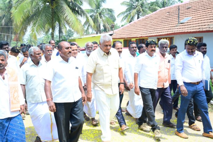 ಪಿರಿಯಾಪಟ್ಟಣ ತಾಲೂಕಿನ ಪಿ.ಬಸವನಹಳ್ಳಿ ಗ್ರಾಮಕ್ಕೆ ಭೇಟಿ ನೀಡಿದ ಸಚಿವ ಕೆ.ವೆಂಕಟೇಶ್ ರವರನ್ನು ಗ್ರಾಮಸ್ಥರು ಅದ್ದೂರಿಯಾಗಿ ಸ್ವಾಗತಿಸಿದರು.