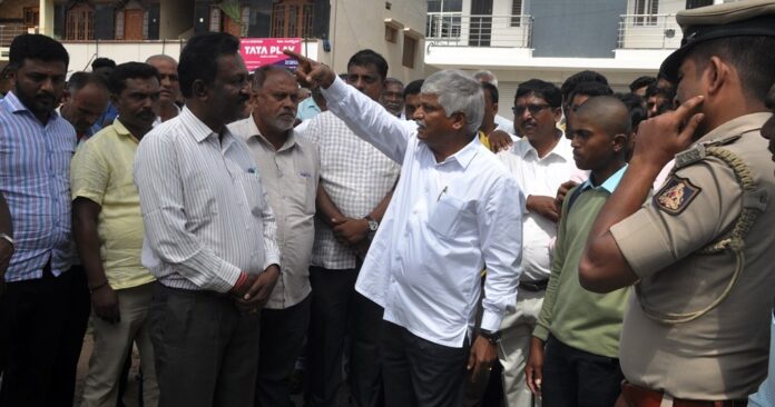 ಪಾಂಡವಪುರ ಪಟ್ಟಣದ ಪೊಲೀಸ್ ಠಾಣೆಯ ಎದುರು ಮಾಜಿ ಸಚಿವ ಸಿ.ಎಸ್.ಪುಟ್ಟರಾಜು ಅವರು ಡಿಪೋ ಮ್ಯಾನೇಜರ್ ಅಪ್ಪಿರೆಡ್ಡಿ ಅವರನ್ನು ತರಾಟೆಗೆ ತೆಗೆದುಕೊಂಡಿರುವುದು.