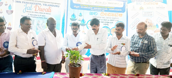 ಯಳಂದೂರು ಪಟ್ಟಣ ಪಂಚಾಯಿತಿ ವತಿಯಿಂದ ಉತ್ತಂಬಳ್ಳಿ ಗ್ರಾಮದಲ್ಲಿ ಬುಧವಾರ ನಡೆದ ಜಲ ದೀಪಾವಳಿ ಕಾರ್ಯಕ್ರಮವನ್ನು ನೀರು ಸರಬರಾಜು ಇಲಾಖೆಯ ಎಇಇ ಉಮೇಶ್ ಗಿಡಕ್ಕೆ ನೀರೆರೆಯುವ ಮೂಲಕ ಉದ್ಘಾಟಿಸಿದರು, ಮುಖ್ಯಾಧಿಕಾರಿ ಮಹೇಶ್‌ಕುಮಾರ್ ಸದಸ್ಯರಾದ ಮಹೇಶ್ ವೈ.ಜಿ. ರಂಗನಾಥ ಸೇರಿದಂತೆ ಅನೇಕರು ಇದ್ದರು.