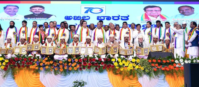 ಗುಂಡ್ಲುಪೇಟೆ ಪಿಎಲ್ಡಿ ಬ್ಯಾಂಕ್ ಮಾಜಿ ಅಧ್ಯಕ್ಷ ಎನ್.ಮಲ್ಲೇಶ್ ಅವರಿಗೆ ಸರ್ಕಾರದ ವತಿಯಿಂದ ಸಹಕಾರ ರತ್ನ ಪ್ರಶಸ್ತಿ ನೀಡಿ ಗೌರವಿಸಲಾಯಿತು.