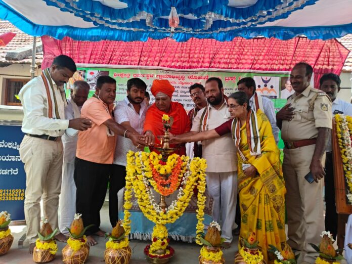 ಹುಣಸೂರು ತಾಲೂಕಿನ ಗಾವಡಗೆರೆಯಲ್ಲಿ ಶ್ರೀಕ್ಷೇತ್ರ ಧರ್ಮಸ್ಥಳ ಗ್ರಾಮಾಭಿವೃಧ್ದಿ ಯೋಜನೆವತಿಯಿಂದ ಆಯೋಜಿಸಿರುವ ಮದ್ಯವರ್ಜನ ಶಿಭಿರವನ್ನು ಶಾಸಕ ಜಿ.ಡಿ ಹರೀಶ್ ಗೌಡ ಉದ್ಘಾಟಿಸಿದರು.