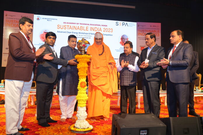 ನೊಯಿಡಾದ ಜೆಎಸ್‌ಎಸ್‌ತಾಂತ್ರಿಕ ಶಿಕ್ಷಣ ಆಕಾಡೆಮಿಯಲ್ಲಿ ಸೀಪಾ ಆಯೋಜಿಸಿದ್ದ ಸುಸ್ಥಿರ ಭಾರತ- ೨೦೨೩ ಸಮ್ಮೇಳನವನ್ನು ಪರಮ ಪೂಜ್ಯಜಗದ್ಗುರು ಶ್ರೀ ಶಿವರಾತ್ರಿ ದೇಶಿಕೇಂದ್ರ ಮಹಾಸ್ವಾಮಿಗಳವರ ದಿವ್ಯ ಸಾನ್ನಿಧ್ಯದಲ್ಲಿಕೇಂದ್ರರಸ್ತೆ ಸಾರಿಗೆ ಮತ್ತುರಾಷ್ಟ್ರೀಯ ಹೆದ್ದಾರಿ ಸಚಿವ ಶ್ರೀ ನಿತಿನ್‌ಗಡ್ಕರಿಯವರು ಉದ್ಘಾಟಿಸಿದರು. ಹೆಚ್.ಆರ್.ಮಹದೇವಸ್ವಾಮಿ, ಡಾ.ರಘುರಾಮ್ ಅರ್ಜುನನ್, ಪ್ರೊ. ಆರ್.ಪಿ.ಗುಪ್ತಾ, ಡಾ.ಸಿ.ಜಿ. ಬೆಟಸೂರಮಠ ಮತ್ತುಪ್ರೊ. ಅಮರ್ಜೀತ್ ಸಿಂಗ್‌ರವರುಗಳಿದ್ದಾರೆ.