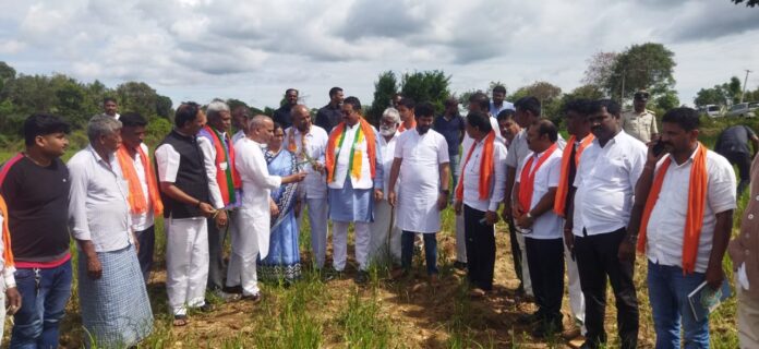 ಪಿರಿಯಾಪಟ್ಟಣ ತಾಲೂಕಿನ ರಾವಂದೂರು ಎಸ್.ಕೊಪ್ಪಲು ಗ್ರಾಮದಲ್ಲಿ ವಿಜಯಪುರ ಶಾಸಕ ಬಸವರಾಜ ಪಾಟೀಲ್ ಯತ್ನಾಳ್ ನೇತೃತ್ವದಲ್ಲಿ ಬರ ಅಧ್ಯಯನ ತಂಡ ಭೇಟಿ ನೀಡಿ ಪರಿಶೀಲನೆ ನಡೆಸಿತು.