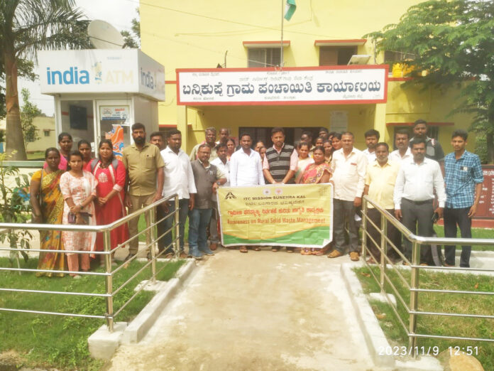 ಬನ್ನಿಕುಪ್ಪೆ ಗ್ರಾಮ ಪಂಚಾಯತಿ ಆವರಣದಲ್ಲಿ ಗ್ರಾಮೀಣ ಘನ ತ್ಯಾಜ್ಯ ನಿರ್ವಹಣೆ ಜಾಗೃತಿ ಕಾರ್ಯಕ್ರಮವನ್ನು ಗ್ರಾಮ ಪಂಚಾಯಿತಿ ಅಧ್ಯಕ್ಷ ಗೋವಿಂದ ನಾಯಕ ಬಿ.ಆರ್, ಎಸ್.ಬಿ.ಎಂ ನ ಜಗದೀಶ್, ಪಿಡಿಒ ರಾಘವೇಂದ್ರ ಪ್ರಸನ್ನ ಉದ್ಘಾಟಿಸಿದರು.