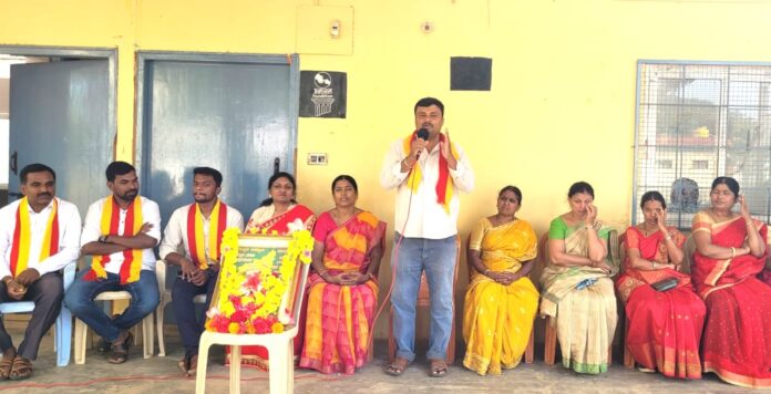 ಮೈಸೂರು ತಾಲ್ಲೂಕಿನ ಮೆಲ್ಲಹಳ್ಳಿಯ ಸರ್ಕಾರಿ ಶಾಲೆಯಲ್ಲಿ ನಡೆದ ಕನ್ನಡ ರಾಜ್ಯೋತ್ಸವದಲ್ಲಿ‌ ಸಾಹಿತಿ ಟಿ. ಸತೀಶ್ ಜವರೇಗೌಡ ಮಾತನಾಡಿದರು. ಮುಖ್ಯ ಶಿಕ್ಷಕಿ ಪಿ.ಎನ್. ವೀಣಾ, ಶಿಕ್ಷಕರಾದ ಸುನೀಲ್ ಕುಮಾರ್, ರಂಗಸ್ವಾಮಿ, ಪಿ.ಎಲ್. ಭಾಗ್ಯ, ಕಲ್ಪನಾ ಮತ್ತಿತರರು ಉಪಸ್ಥಿತರಿದ್ದರು.