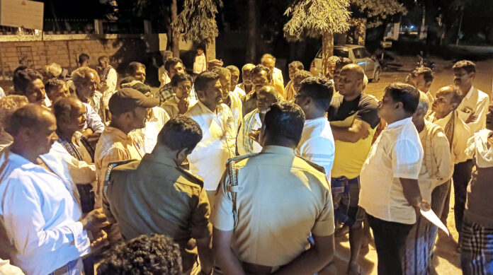 ಯಳಂದೂರು ಪಟ್ಟಣ ಪೊಲೀಸ್ ಠಾಣೆಗೆ ವೈ.ಕೆ.ಮೋಳೆ ಗ್ರಾಮಸ್ಥರು, ಅಂಬೇಡ್ಕರ್ ಭವನ ಹಾಗೂ ಮೊಬೈಲ್ ಟವರ್‌ನ ಸಮಸ್ಯೆಯನ್ನು ಬಗೆಹರಿಸುವಂತೆ ಆಗ್ರಹಸಿ ಗುರುವಾರ ಮುತ್ತಿಗೆ ಹಾಕಿ ಪ್ರತಿಭಟಿಸಿದರು.
