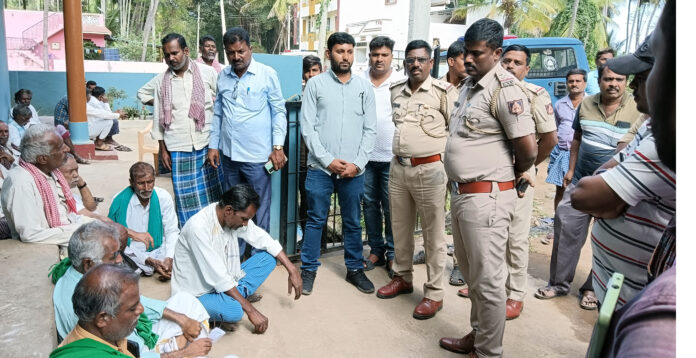 ಯಳಂದೂರು ತಾಲೂಕಿನ ಅಂಬಳೆ ಗ್ರಾಮದಲ್ಲಿ ಭಾನುವಾರ ಇಲ್ಲಿನ ಹಾಲ ಉತ್ಪಾದಕರ ಸಹಕಾರ ಸಂಘದಲ್ಲಿ ನಡೆಯುತ್ತಿರುವ ಚುನಾವಣೆ ಪ್ರಕ್ರಿಯೆ ಸರಿಯಿಲ್ಲ ಎಂದು ರೈತ ಸಂಘದ ಸದಸ್ಯರು ಹಾಗೂ ಹಾಲು ಉತ್ಪಾದಕರು ಪ್ರತಿಭಟನೆ ನಡೆಸಿದರು.