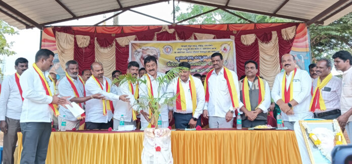 ಯಳಂದೂರು ತಾಲೂಕಿನ ಹೊನ್ನೂರು ಗ್ರಾಮದ ಡಾ.ಭೀಮ್‌ರಾವ್ ರಾಮ್‌ಜೀ ಪ್ರೌಢಶಾಲೆಯಲ್ಲಿ ಶುಕ್ರವಾರ ನಡೆದ ಕುವೆಂಪು ಜನ್ಮದಿನಾಚರಣೆ ಕಾರ್ಯಕ್ರಮವನ್ನು ಶಾಸಕ ಎ.ಆರ್.ಕೃಷ್ಣಮೂರ್ತಿ ಗಿಡಕ್ಕೆ ನೀರೆರೆಯುವ ಮೂಲಕ ಉದ್ಘಾಟಿಸಿದರು.