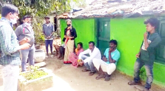 ಗುಂಡ್ಲುಪೇಟೆ ತಾಲೂಕಿನ ಮದ್ದೂರಿನ ವಾಲ್ಮೀಕಿ ಆಶ್ರಮ ಸೇರಿದಂತೆ ಹಲವು ಗಡಿ ಗ್ರಾಮಗಳಿಗೆ ಆರೋಗ್ಯಾಧಿಕಾರಿ ತಂಡ ಭೇಟಿ ನೀಡಿ ಜನರಿಗೆ ಜಾಗೃತಿ ಮೂಡಿಸಿದರು.