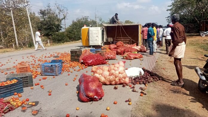ಗುಂಡ್ಲುಪೇಟೆ ತಾಲೂಕಿನ ಕೇರಳ ರಸ್ತೆಯ ಮಲ್ಲಯ್ಯನಪುರ ಗೇಟ್ ಸಮೀಪದಲ್ಲಿ ಪಿಕ್ ಅಪ್ ವಾಹನ ಪಲ್ಟಿಯಾದ ಪರಿಣಾಮ ತರಕಾರಿ ಚೆಲ್ಲಾಪಿಲ್ಲಿಯಾಗಿ ಬಿದ್ದಿರುವುದು.