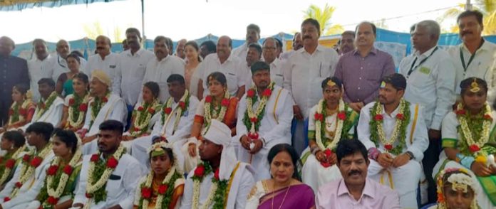 ಯಳಂದೂರು ತಾಲೂಕಿನ ಅಗರ-ಮಾಂಬಳ್ಳಿ ಗ್ರಾಮದಲ್ಲಿ ಭಾನುವಾರ ನಡೆದ ದೇಗುಲದ ೨೦ ನೇ ವರ್ಷದ ವಾರ್ಷಿಕೋತ್ಸವ ಹಾಗೂ ಉಚಿತ ಸಾಮೂಹಿಕ ವಿವಾಹ ಕಾರ್ಯಕ್ರಮದಲ್ಲಿ ದಾಂಪತ್ಯ ಜೀವನಕ್ಕೆ ಕಾಲಿಟ್ಟ ನೂತನ ದಂಪತಿಗಳಿಗೆ ನೆರೆದಿದ್ದ ಗಣ್ಯರು ಶುಭಕೋರಿದರು.