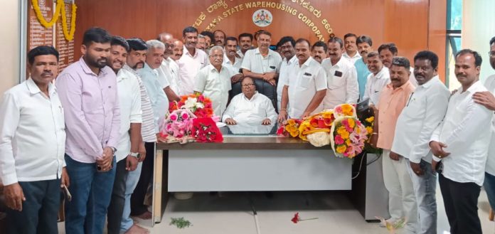 ಯಳಂದೂರು ಹಾಗೂ ಕೊಳ್ಳೇಗಾಲ ತಾಲೂಕಿನ ಎಸ್. ಜಯಣ್ಣ ಅಭಿಮಾನಿ ಬಳಗದ ಸದಸ್ಯರು ಮಾಜಿ ಶಾಸಕ ಎಸ್. ಜಯಣ್ಣರವರಿಗೆ ಕರ್ನಾಟಕ ರಾಜ್ಯ ಉಗ್ರಾಣ ನಿಗಮದ ಅಧ್ಯಕ್ಷರಾಗಿ ನೇಮಕಗೊಂಡಿದ್ದರಿಂದ ಶುಕ್ರವಾರ ಅವರಿಗೆ ಅಭಿನಂದನೆ ಸಲ್ಲಿಸಿದರು.