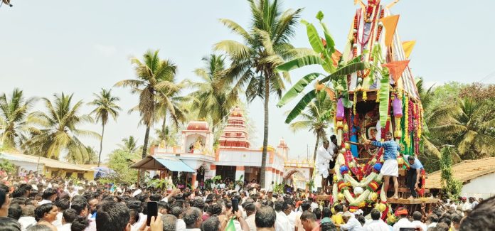 ಕೆ.ಆರ್. ನಗರ ತಾಲೂಕು ಹಂಪಾಪುರದ ಶ್ರೀದುರ್ಗಾಪರಮೇಶ್ವರಿ ಅಮ್ಮನವರ ಬ್ರಹ್ಮರಥೋತ್ಸವ ಸಕಲ ಧಾರ್ಮಿಕ ವಿಧಿ ವಿಧಾನಗಳೊಂದಿಗೆ ಸಾವಿರಾರು ಭಕ್ತಾಧಿಗಳ ಸಮ್ಮುಖದಲ್ಲಿ ನೆರವೇರಿತು.