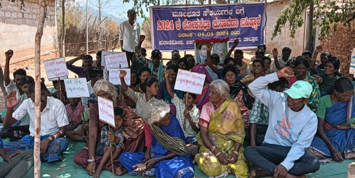 ಯಳಂದೂರು ತಾಲೂಕಿನ ಬಿಳಿಗಿರಿರಂಗನಬೆಟ್ಟದ ಪುರಾಣಿಪೋಡಿನಲ್ಲಿ ಮೂಲ ಸೌಲಭ್ಯಕ್ಕೆ ಆಗ್ರಹಿಸಿ ೨ ನೇ ದಿನವಾದ ಶುಕ್ರವಾರ ಉಪವಾಸ ಸತ್ಯಾಗ್ರಹ ನಡೆಸುತ್ತಿರುವ ಸೋಲಿಗರು.
