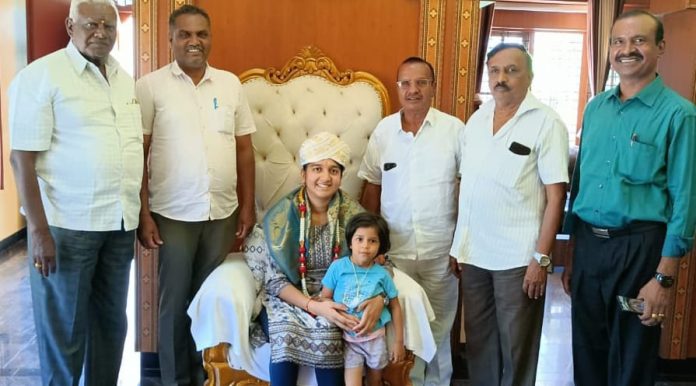 ಕೆ.ಆರ್.ನಗರ ಪಟ್ಟಣದ ಚೀರ್ನಹಳ್ಳಿ ರಸ್ತೆಯಲ್ಲಿರುವ ಪುರಸಭೆ ಮಾಜಿ ಸದಸ್ಯ ಎನ್.ಶಿವಕುಮಾರ್ ಅವರ ನಿವಾಸದಲ್ಲಿ ಡಾ. ಕೆ. ಶಿವಾನಿ ಅವರನ್ನು ಜೆಡಿಎಸ್ ವಕ್ತಾರ ಕೆಎಲ್ ರಮೇಶ್ ಮತ್ತು ವಿಶ್ವಕರ್ಮ ಸಮಾಜದ ಹಿರಿಯ ಮುಖಂಡ ವೀರಭದ್ರಾಚಾರ್ ಸನ್ಮಾನಿಸಿದರು.