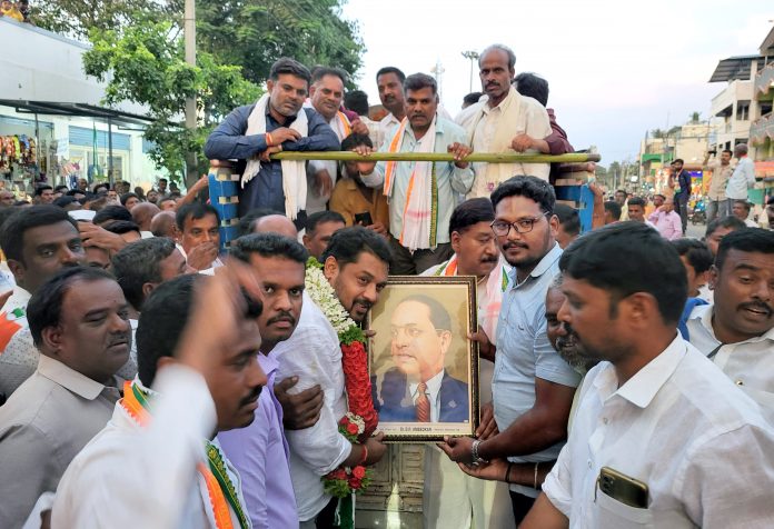 ಯಳಂದೂರು ಪಟ್ಟಣದಲ್ಲಿ ಭಾನುವಾರ ಸಂಜೆ ಕಾಂಗ್ರೆಸ್ ಪಕ್ಷದ ಅಭ್ಯರ್ಥಿ ಸುನೀಲ್ ಬೋಸ್ ರೋಡ್ ಷೋ ಮೂಲಕ ಮತಯಾಚನೆ ಸಂದರ್ಭದಲ್ಲಿ ಡಾ.ಬಿ.ಆರ್. ಅಂಬೇಡ್ಕರ್ ಭಾವಚಿತ್ರವನ್ನು ನೀಡುವ ಮೂಲಕ ಕೆಲ ಮುಖಂಡರು ಶುಭ ಕೋರಿದರು.