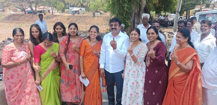 ಯಳಂದೂರು ತಾಲೂಕಿನ ಮದ್ದೂರು ಗ್ರಾಮದಲ್ಲಿ ಚಾಮರಾಜನಗರ ಮೀಸಲು ಲೋಕಸಭಾ ಕ್ಷೇತ್ರದ ಬಿಜೆಪಿ ಪಕ್ಷದ ಅಭ್ಯರ್ಥಿ ಎಸ್. ಬಾಲರಾಜು ತಮ್ಮ ಕುಟುಂಬ ಸಮೇತರಾಗಿ ಮತದಾನ ಮಾಡಿದರು.