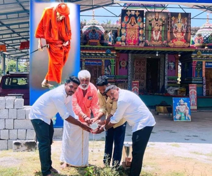 ಹುಣಸೂರು ನಗರದ ಮೂರೂರಮ್ಮ ದೇವಾಲಯದ ಆವರಣದಲ್ಲಿ ಜನಧ್ವನಿ ಫೌಂಡೇಶನ್ ವತಿಯಿಂದ ಶ್ರೀ ಶಿವಕುಮಾರಸ್ವಾಮಿಗಳ ಜಯಂತಿಯ ಅಂಗವಾಗಿ ಗಿಡನೆಡಲಾಯಿತು. ಪ್ರವೀಣ್ ಪಿ ಆಯಿರಹಳ್ಳಿ, ಪ್ರವೀಣ್ ಇತರರಿದ್ದಾರೆ.