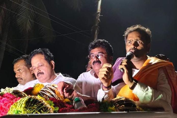 ಸಾಲಿಗ್ರಾಮ ತಾಲೂಕಿನ ವಿವಿಧ ಗ್ರಾಮಗಳಲ್ಲಿ ಮಂಡ್ಯ ಲೋಕಸಭಾ ಕ್ಷೇತ್ರದ ಕಾಂಗ್ರೆಸ್ ಪಕ್ಷದ ಅಭ್ಯರ್ಥಿ ಸ್ಟಾರ್ ಚಂದ್ರು ಅವರ ಪರವಾಗಿ ಮತ ಪ್ರಚಾರ ನಡೆಸಿದ ಸಚಿವ ಚೆಲುವರಾಯಸ್ವಾಮಿ ಮತ್ತು ಶಾಸಕ ಡಿ.ರವಿಶಂಕರ್