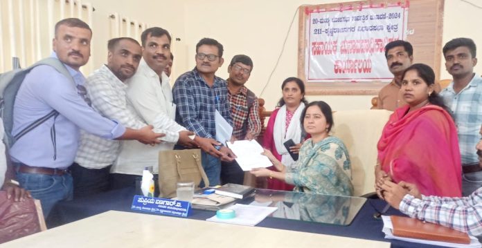 ಕೆ.ಆರ್.ನಗರ ತಾಲ್ಲೂಕು ಆಡಳಿತ ಸೌಧದಲ್ಲಿ ಲೋಕಸಭಾ ಚುನಾವಣೆ ಹಿನ್ನೆಲೆಯಲ್ಲಿ ಪಂಚಾಯತ್ ಅಭಿವೃದ್ಧಿ ಅಧಿಕಾರಿಗಳನ್ನು ಪೂರ್ಣ ಪ್ರಮಾಣದ ಚುನಾವಣಾ ಕರ್ತವ್ಯದಿಂದ ವಿನಾಯಿತಿ ಕೋರಿ ಕೆ.ಆರ್.ನಗರ ಮತ್ತು ಸಾಲಿಗ್ರಾಮ ಪಂಚಾಯತ್ ಅಭಿವೃದ್ಧಿ ಅಧಿಕಾರಿಗಳ ಸಂಘ (ನೋಂದಣಿ) ದಿಂದ ಸಹಾಯಕ ಚುನಾವಣಾಧಿಕಾರಿ ಬಿ.ಸುಪ್ರಿಯ ಬಣಗಾರ್ ಅವರಿಗೆ ಸಂಘದ ಅಧ್ಯಕ್ಷ ಭಾಸ್ಕರ್ ಮತ್ತು ಪಿಡಿಓಗಳು ಮನವಿ ಪತ್ರ ನೀಡುತ್ತಿರುವುದು.