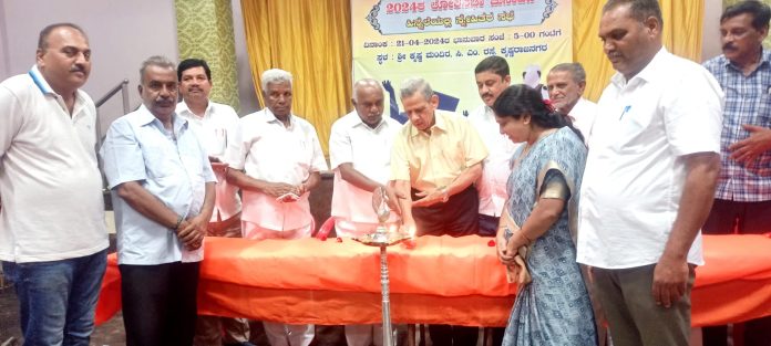 ಪಟ್ಟಣದ ಶ್ರೀ ಕೃಷ್ಣ ಮಂದಿರದಲ್ಲಿ ಲೋಕಸಭಾ ಚುನಾವಣೆ ಹಿನ್ನೆಲೆಯಲ್ಲಿ ಅವರು ಕರೆಯಲಾಗಿದ್ದ ಸ್ನೇಹಿತರ ಸಭೆಯಲ್ಲಿ ವಿಧಾನ ಪರಿಷತ್ ಸದಸ್ಯ ಅಡಗೂರು ಹೆಚ್. ವಿಶ್ವನಾಥ್ ಮಾತನಾಡಿದರು.