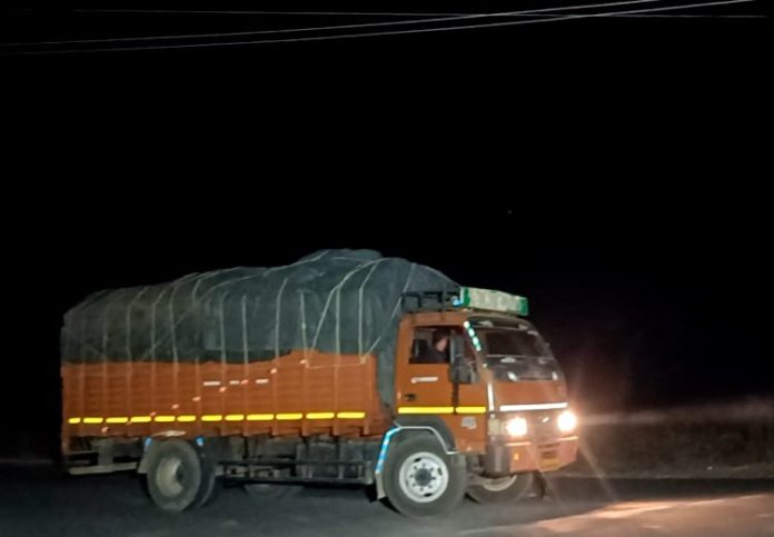 ಕೆ.ಆರ್.ನಗರ ವಿಧಾನ ಸಭಾ ಕ್ಷೇತ್ರದ ವ್ಯಾಪ್ತಿಯಲ್ಲಿ ಲೋಕಸಭೆ ಸಭೆ ಚುನಾವಣಾ ಹಿನ್ನಲೆಯಲ್ಲಿ ಅಕ್ರಮ ತಡೆಗಟ್ಟಲು ಹಾಕಲಾಗಿರುವ ಚೆಕ್ ಪೋಸ್ಟ್ ಬಳಿ ವಾಹನ ಒಂದು ನಿಲ್ಲಿಸದೇ ಹೋಗುತ್ತಿರುವುದು